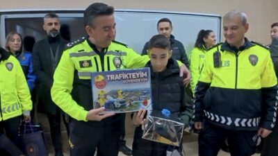 Samsun’da son kar yağışı esnasında trafik levhalarını temizleyerek trafik güvenliğine