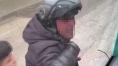 Adana’da bir motosiklet sürücüsü ile işçi servisi arasında trafikte yol