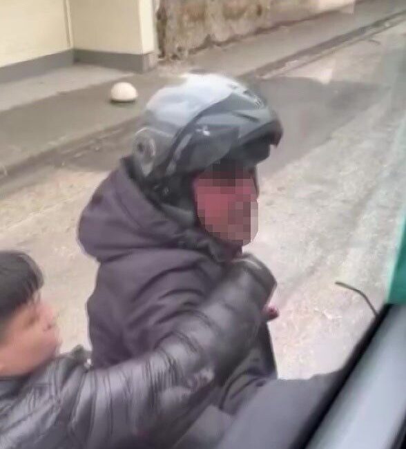 Adana’da bir motosiklet sürücüsü ile işçi servisi arasında trafikte yol