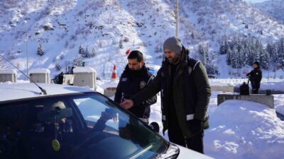 Tunceli genelinde düzenlenen “Düzensiz Göçle Mücadele Huzur Operasyonu” kapsamındaki kontrollerde