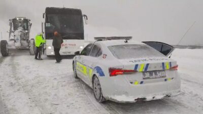 Kayseri’de, Erciyes Dağı yolunda mahsur kalan ve donma riskiyle karşı