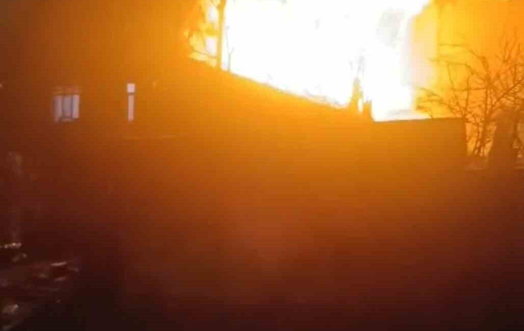 Ümraniye’de gece saatlerinde bir binanın çatısında çıkan yangın, çevrede büyük