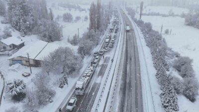 Uşak’ta kar yağışının etkisiyle Uşak-Ankara karayolu Dumlupınar Rampaları bölgesinde yol