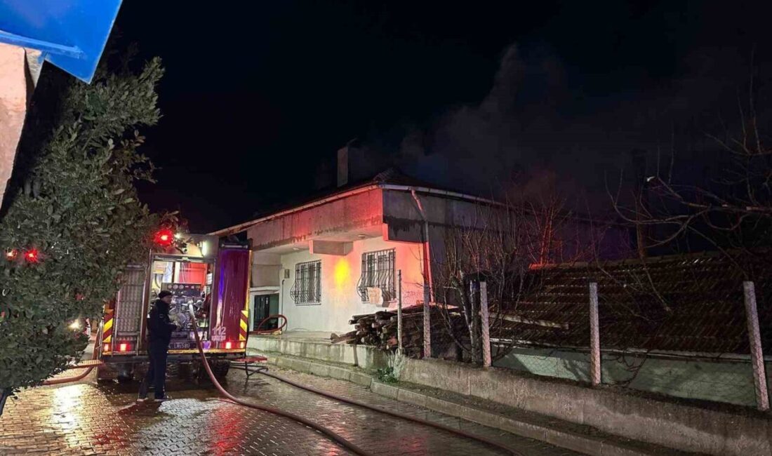 Uşak’ta Elmalıdere Mahallesi Birinci Yıldırım Sokak üzerindeki iki katlı bir