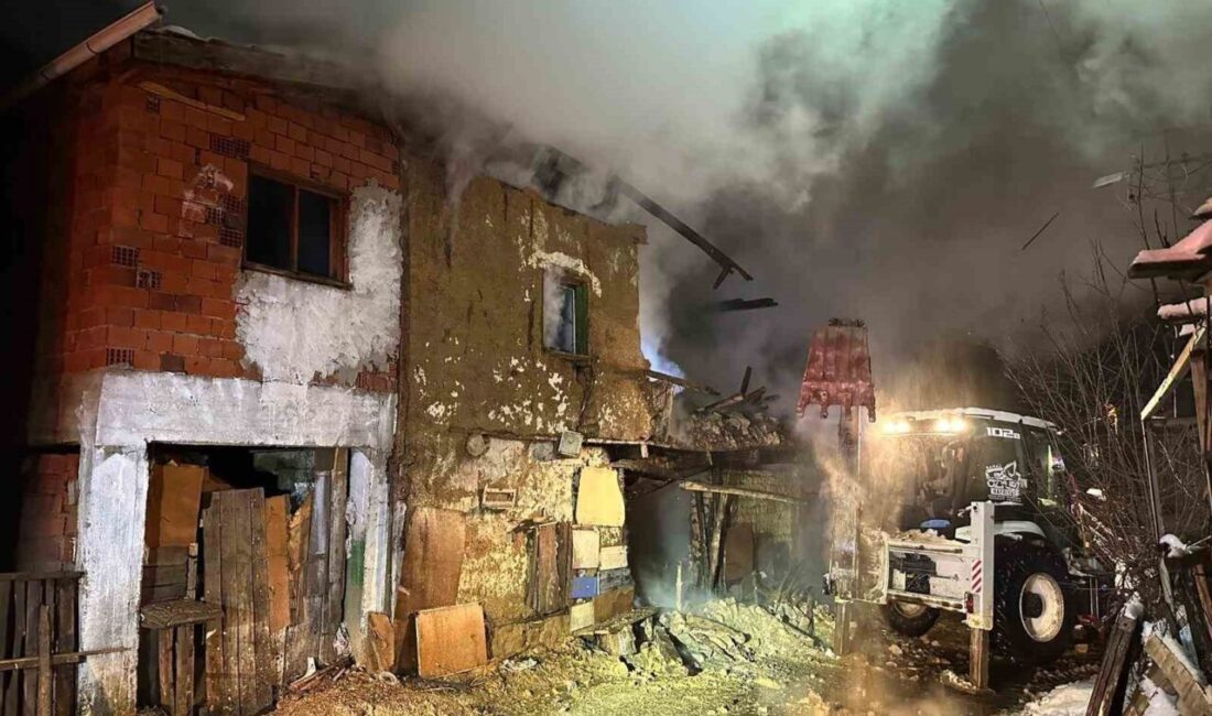 Uşak’ın Banaz ilçesine bağlı Paşacık köyünde meydana gelen ev yangınında,