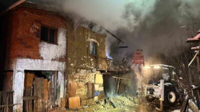 Uşak’ın Banaz ilçesine bağlı Paşacık köyünde meydana gelen ev yangınında,