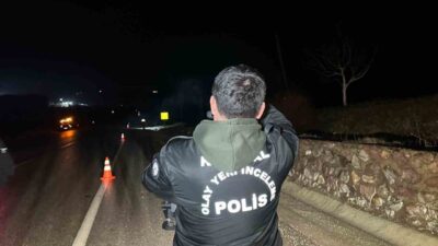 Uşak’ta meydana gelen bir trafik kazasında, bir otomobilin şarampole devrilerek