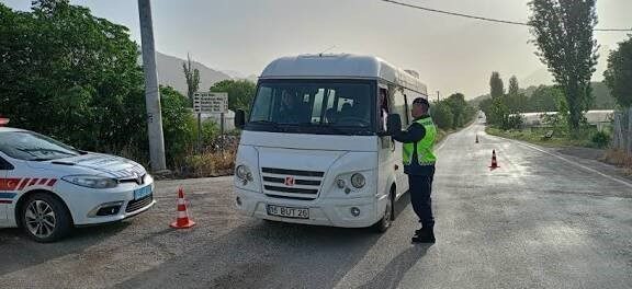 Uşak ilinde, polis ve jandarma ekipleri tarafından okul çevreleri ile