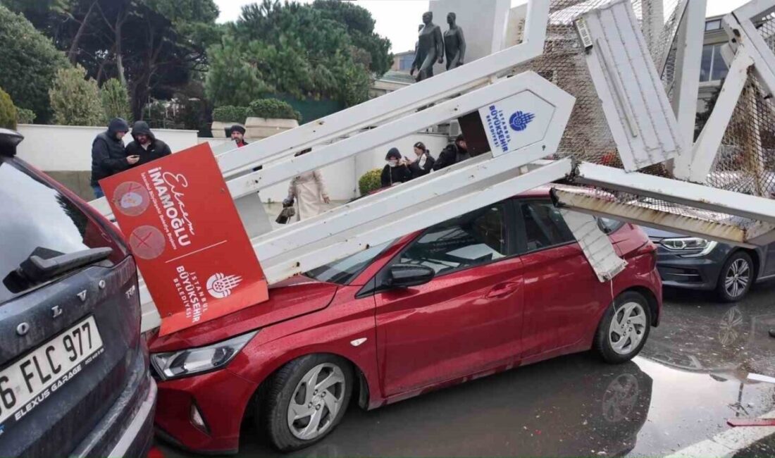 Üsküdar’da seyir halindeki bir tırın üzerinde taşınan ekskavatörün, yol kenarındaki