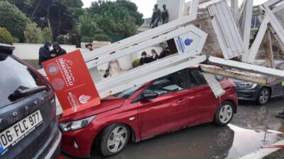 Üsküdar’da seyir halindeki bir tırın üzerinde taşınan ekskavatörün, yol kenarındaki
