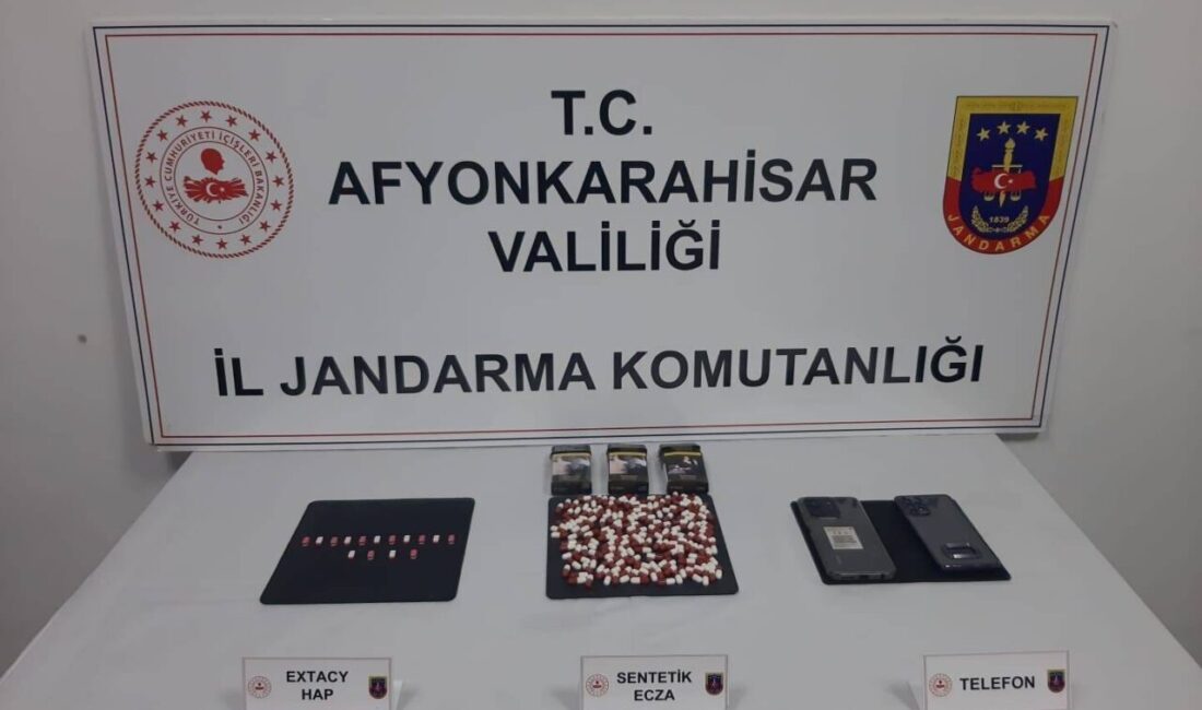 Afyonkarahisar ilinde Jandarma tarafından gerçekleştirilen operasyonda 2 kişi, kent merkezinde