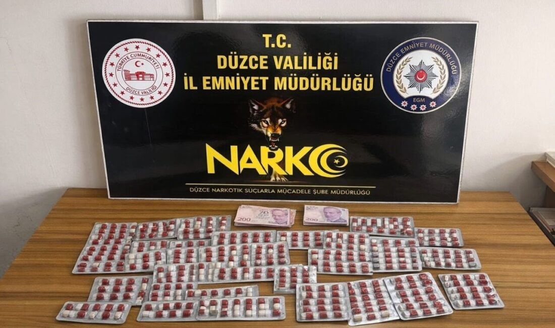 Düzce’de narkotik ve asayiş ekipleri tarafından kent merkezinde gerçekleştirilen uyuşturucu