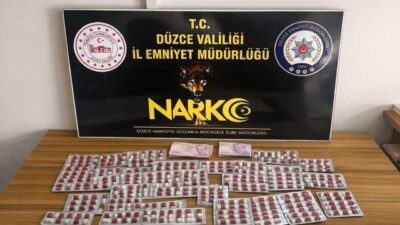 Düzce’de narkotik ve asayiş ekipleri tarafından kent merkezinde gerçekleştirilen uyuşturucu