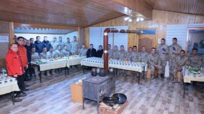 Erzincan Valisi Hamza Aydoğdu, Jandarma Komando Asayiş Bölüğü’nü ziyaret ederek