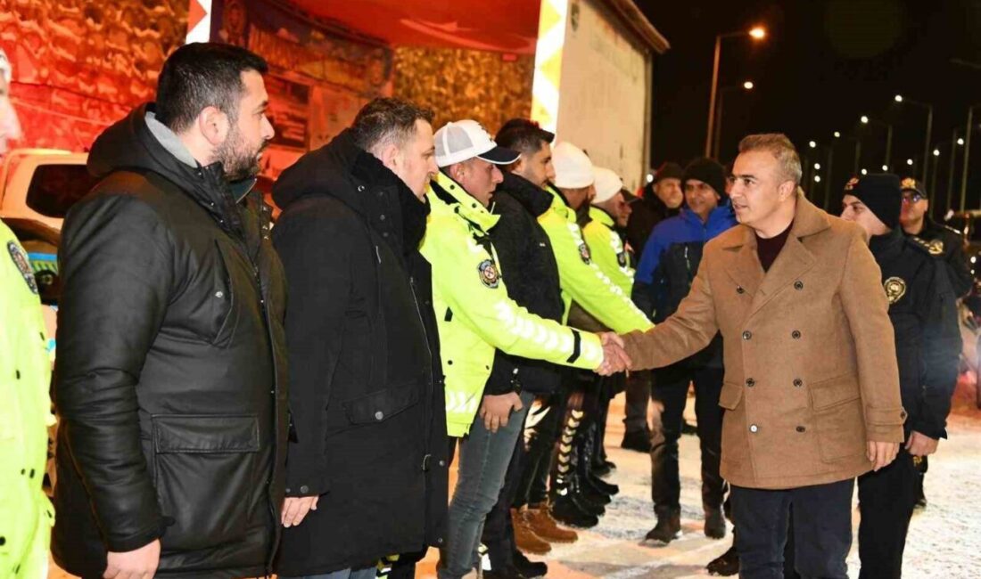Ardahan Valisi Hayrettin Çiçek, yılbaşında görevli sağlık ve emniyet personelini