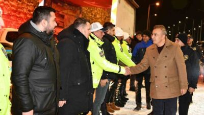 Ardahan Valisi Hayrettin Çiçek, yılbaşında görevli sağlık ve emniyet personelini