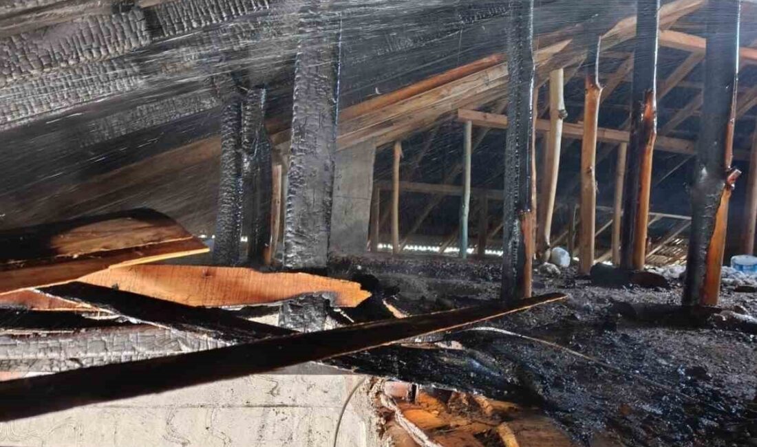 Gevaş ilçesindeki bir evin çatı katında çıkan yangın, itfaiye ekipleri