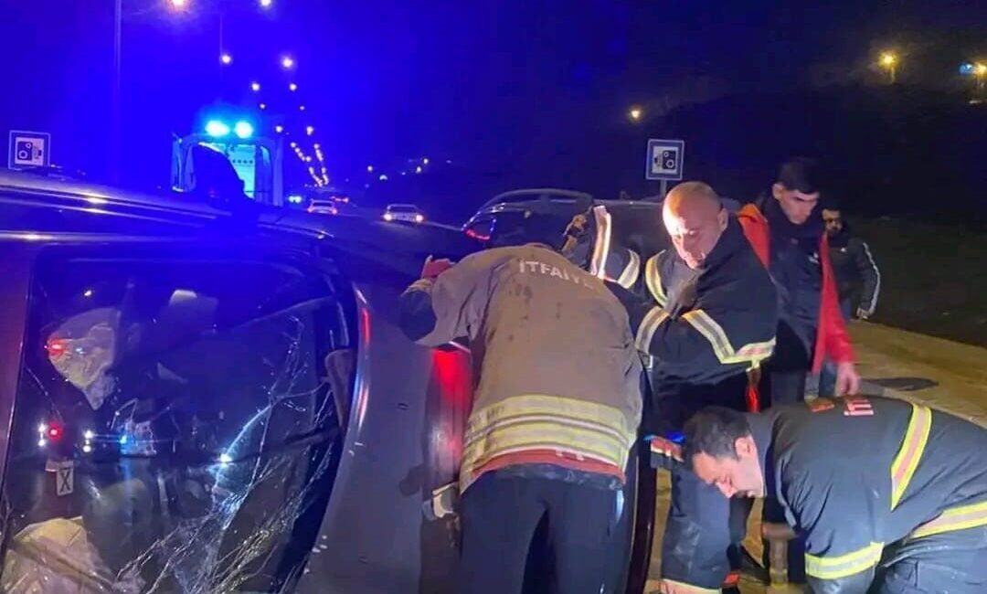 Hatay’ın Defne ilçesinde bir otomobilin vidanjöre çarpması sonucunda takla atıp