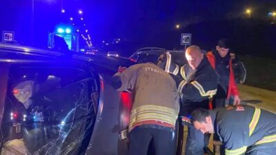 Hatay’ın Defne ilçesinde bir otomobilin vidanjöre çarpması sonucunda takla atıp