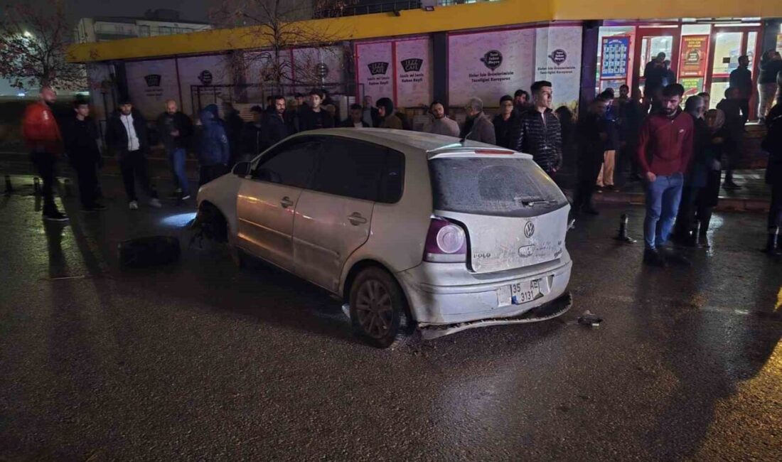 Nizip ilçesinde meydana gelen bir trafik kazasında, yağışların yolun çökmesine