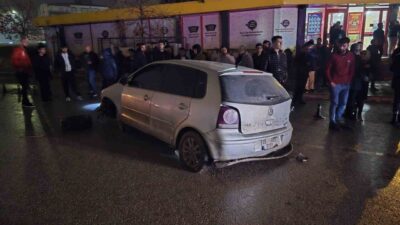 Nizip ilçesinde meydana gelen bir trafik kazasında, yağışların yolun çökmesine