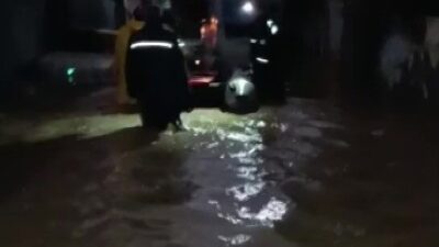 Yağmurla birlikte Adana’nın Yüreğir ilçesine bağlı PTT Evleri Mahallesi’nde bazı