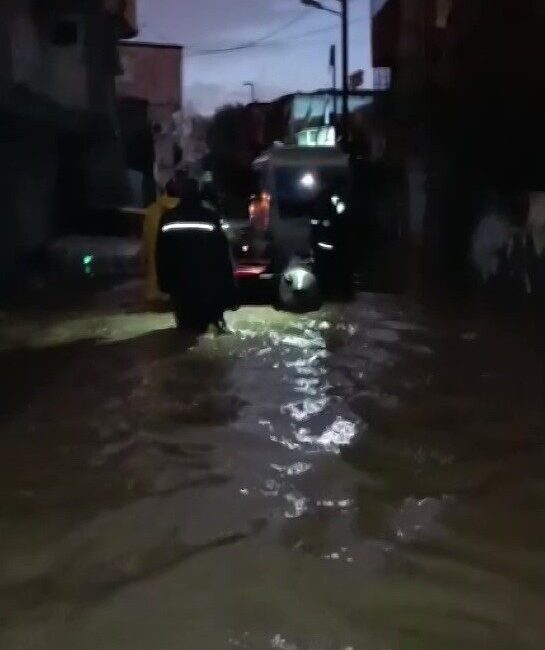 Yağmurla birlikte Adana’nın Yüreğir ilçesine bağlı PTT Evleri Mahallesi’nde bazı