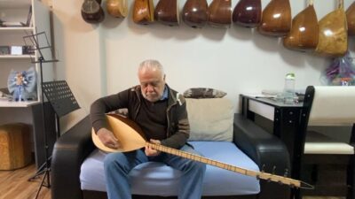 Antalya’nın yetiştirdiği saz ustalarından Ali Doğan, çocukken başlayan bağlama sevdasını