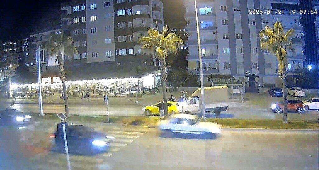 Mersin’de bir sürücünün yayaya yol vermek için ani fren yapması
