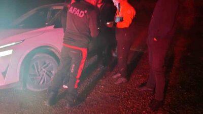 Hatay’ın Dörtyol ilçesinde bulunan Domuzdamı yaylasında karla kaplı yolda mahsur