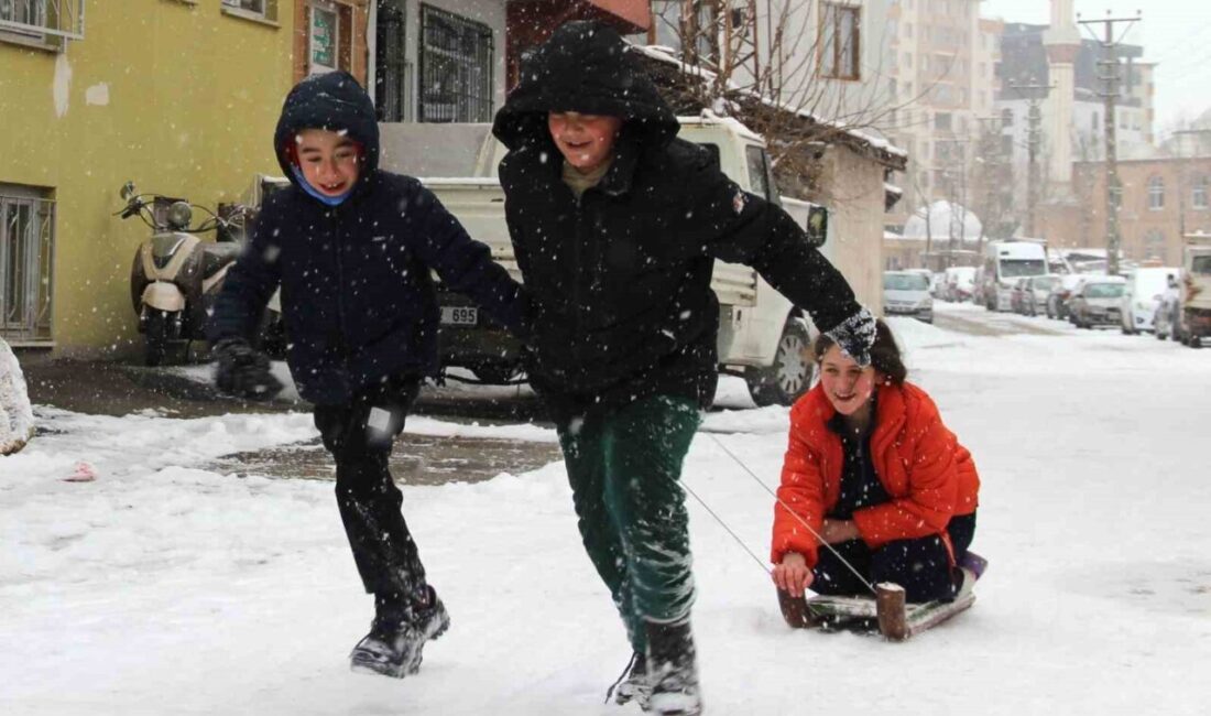 Çorum’un merkezine gece yarısından sonra başlayan kar yağışı, şehri beyaza