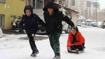 Çorum’un merkezine gece yarısından sonra başlayan kar yağışı, şehri beyaza