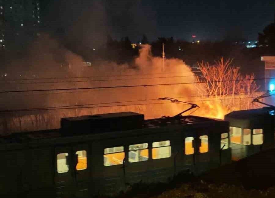 Bakırköy ilçesinde, Yenibosna Metro Durağı yakınındaki elektrik kablolarında meydana gelen
