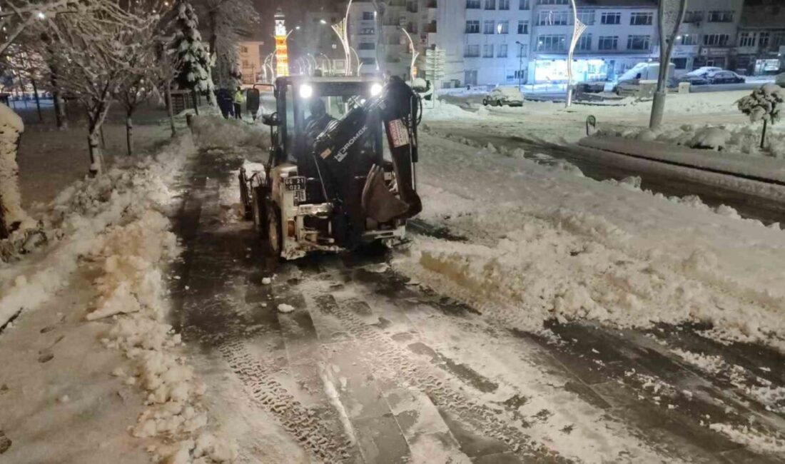 Yozgat kent merkezinde etkili olan kar yağışının ardından, belediye ekipleri,