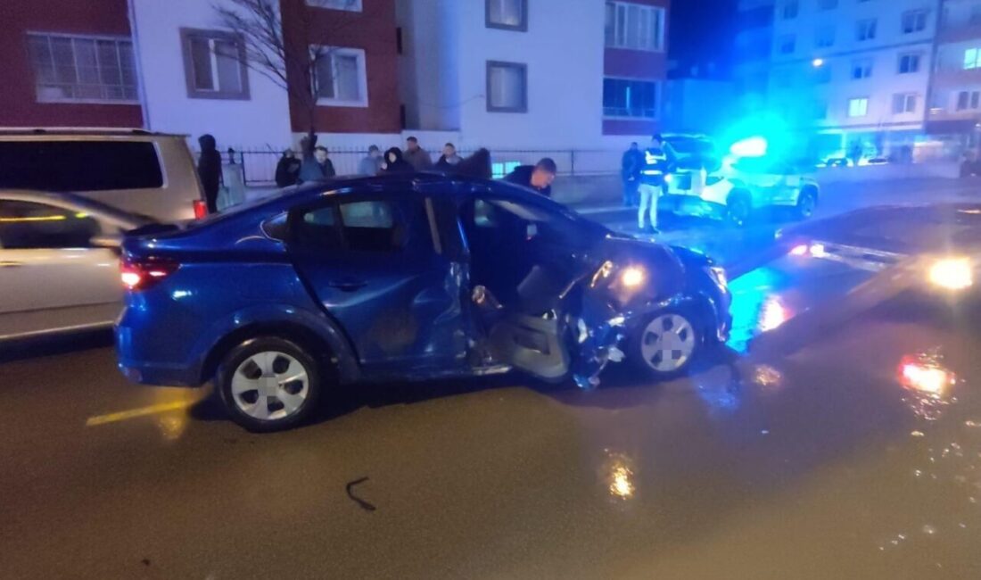 Yozgat’ta meydana gelen trafik kazasında, ambulans ile iki otomobilin karıştığı