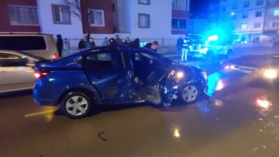 Yozgat’ta meydana gelen trafik kazasında, ambulans ile iki otomobilin karıştığı
