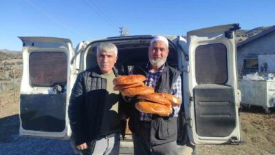 Yozgat’ta imece usulüyle pide dağıtımı yapılan Yukarı Karahacılı köyünde, Ramazan