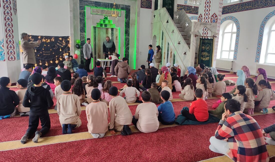 Yerköy’de Yibitaş Camii’nde düzenlenen özel programda çocuklar Ramazan ayının manevi