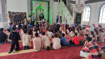 Yerköy’de Yibitaş Camii’nde düzenlenen özel programda çocuklar Ramazan ayının manevi
