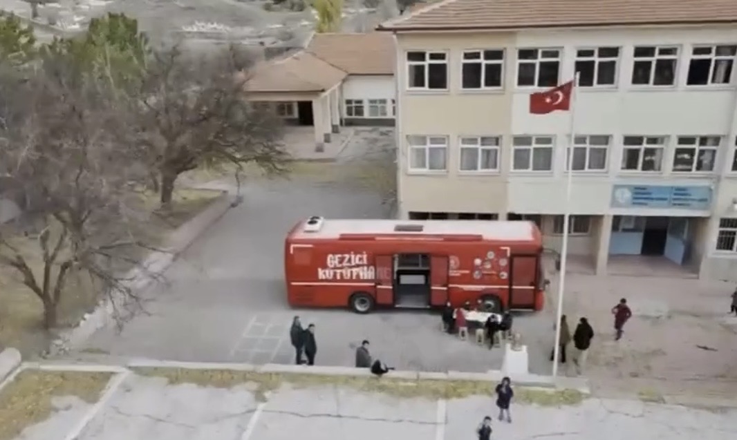 Yozgat’ta kültür hizmetleri sahaya taşındı. 4 bin kitaplık arşiviyle yollara