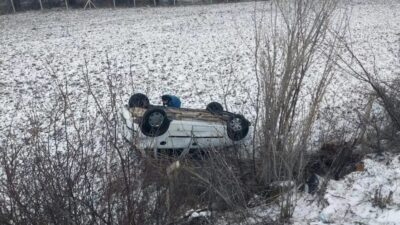 Yozgat’ın Saraykent ilçesinde sürücüsünün direksiyon hakimiyetini kaybetti otomobil takla attı.
