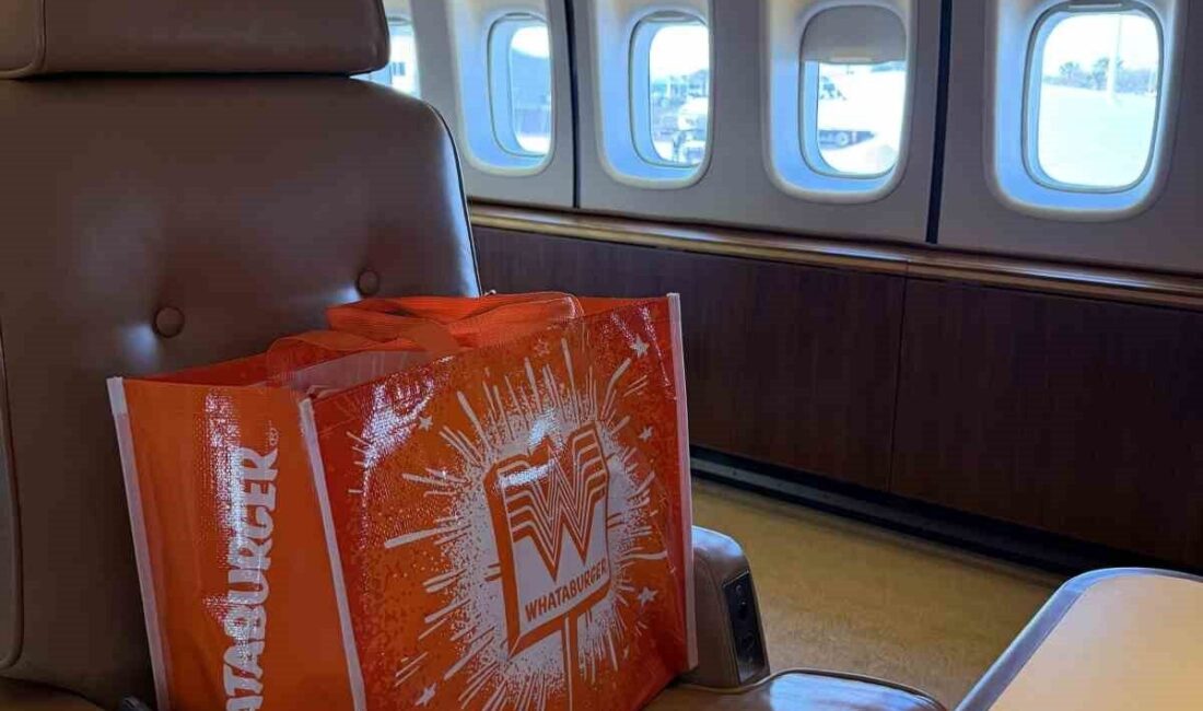 ABD Başkanı Donald Trump, Teksas eyaletindeki bir yerel restoranı ziyaret