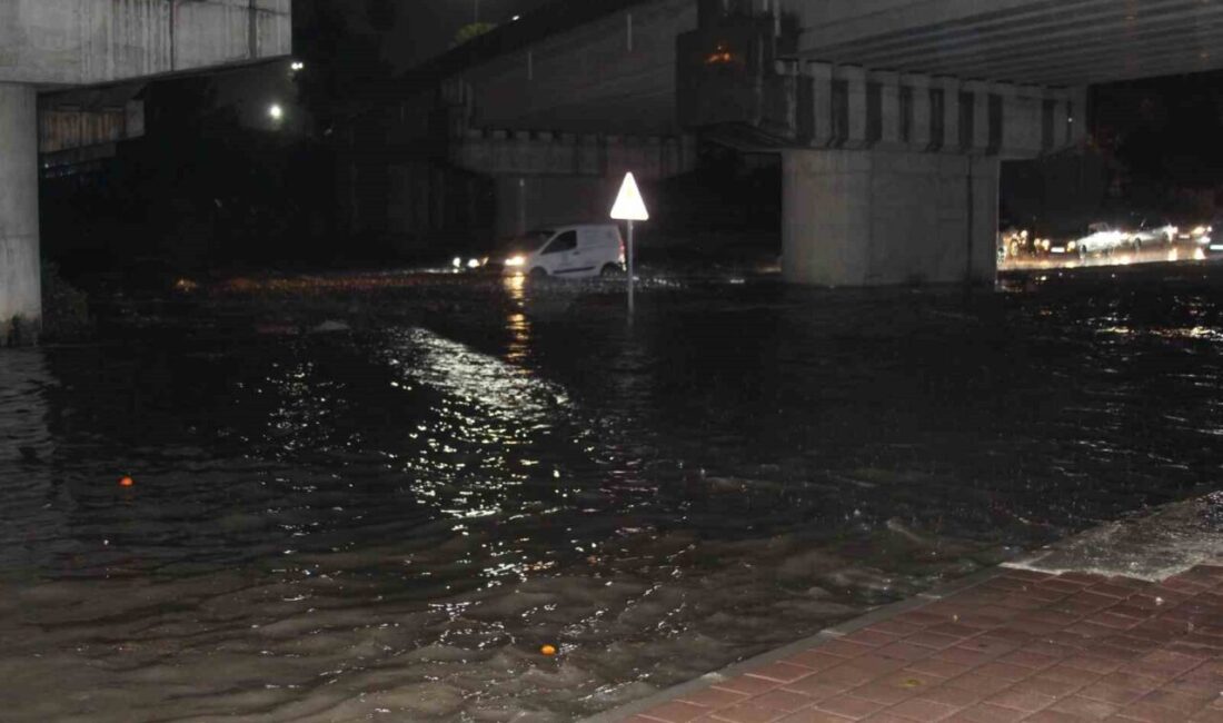 Adana’da gece saatlerinde başlayan şiddetli yağışlar nedeniyle yollar sular altında