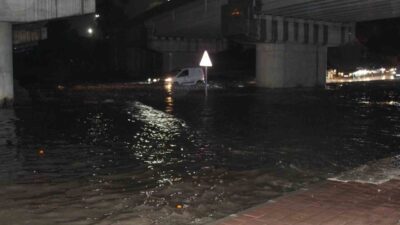 Adana’da gece saatlerinde başlayan şiddetli yağışlar nedeniyle yollar sular altında