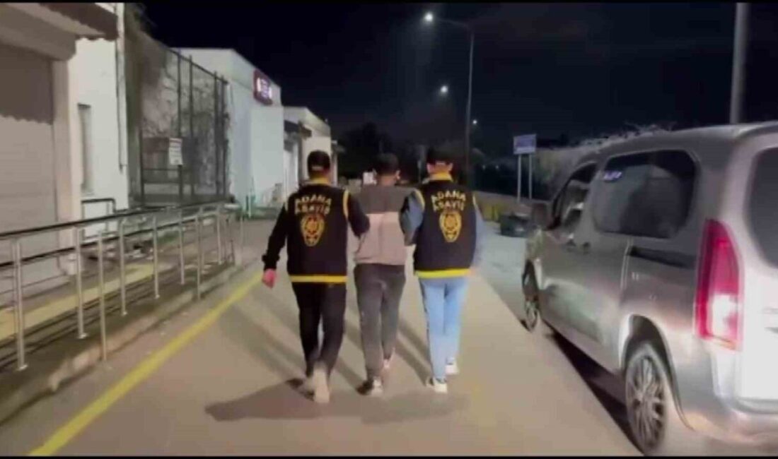 Adana’da bir kuyumcuya silahlı soygun düzenleyerek 6 bileziği çalan şüpheli