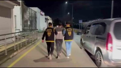 Adana’da bir kuyumcuya silahlı soygun düzenleyerek 6 bileziği çalan şüpheli