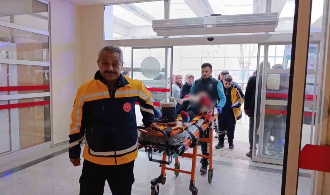 Adıyaman ilinde meydana gelen bir trafik kazasında otomobilin şarampole devrilmesi