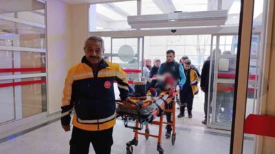 Adıyaman ilinde meydana gelen bir trafik kazasında otomobilin şarampole devrilmesi