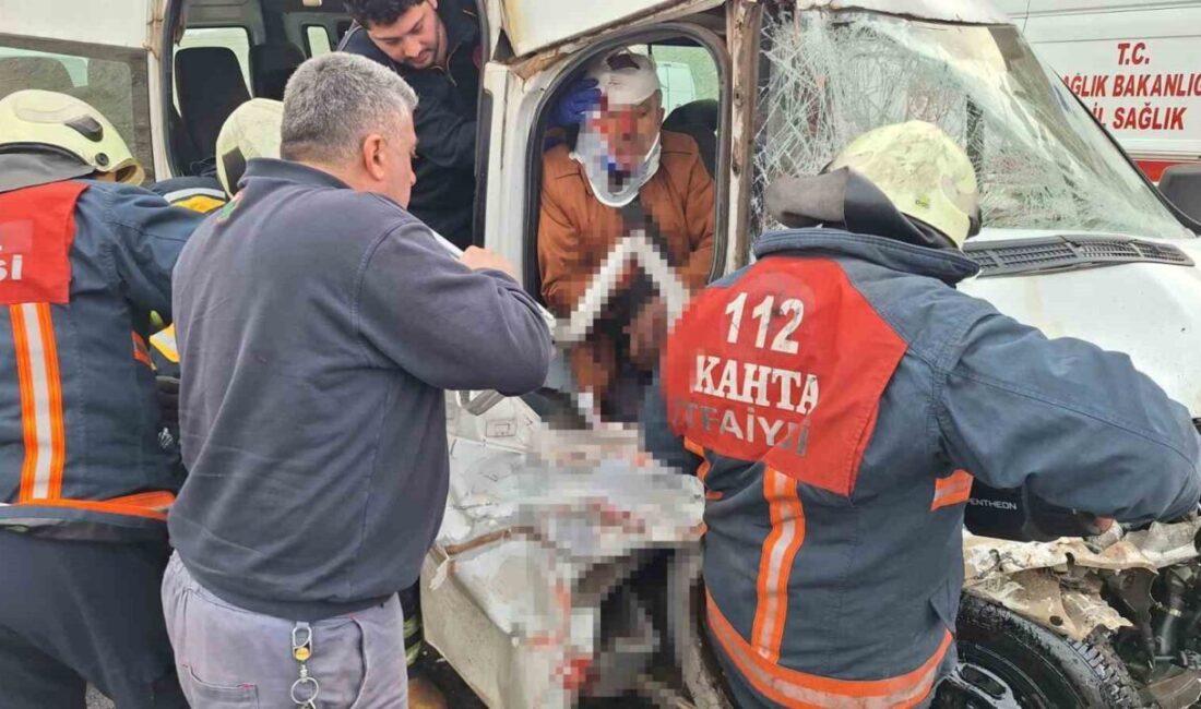 Adıyaman’da meydana gelen trafik kazasında bir tır ile bir minibüs