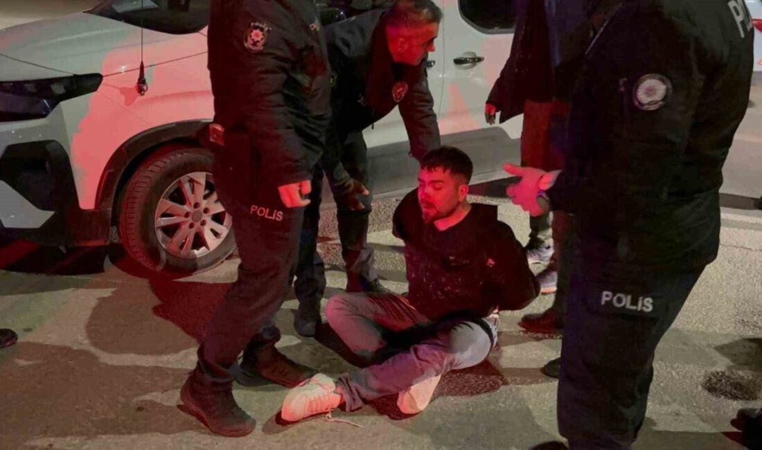 Aksaray’da meydana gelen maddi hasarlı trafik kazasında, araçlar karıştı ve